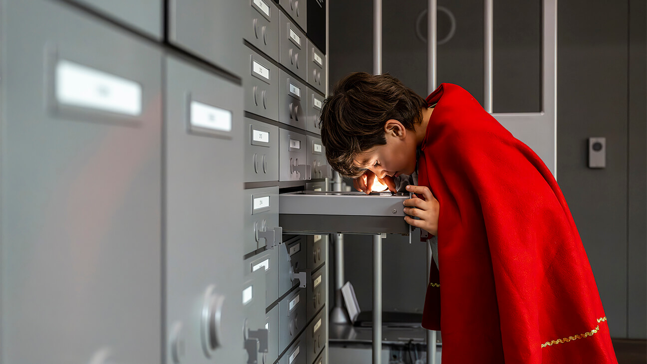 Jongen kijkt in een lade in het DIVA museum