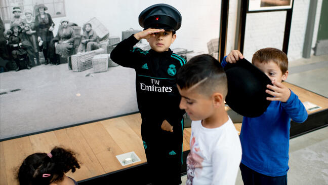 Red Starline Antwerpen: Kleuters dragen de hoofddeksels die ze op de foto aan de ingang zien.