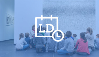 groep kinderen voor een schilderij in het SMAK