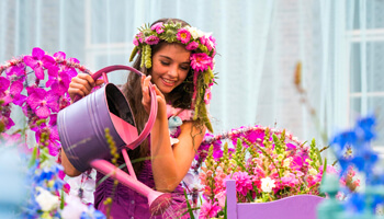 meisje geeft bloemen water op fleuramour