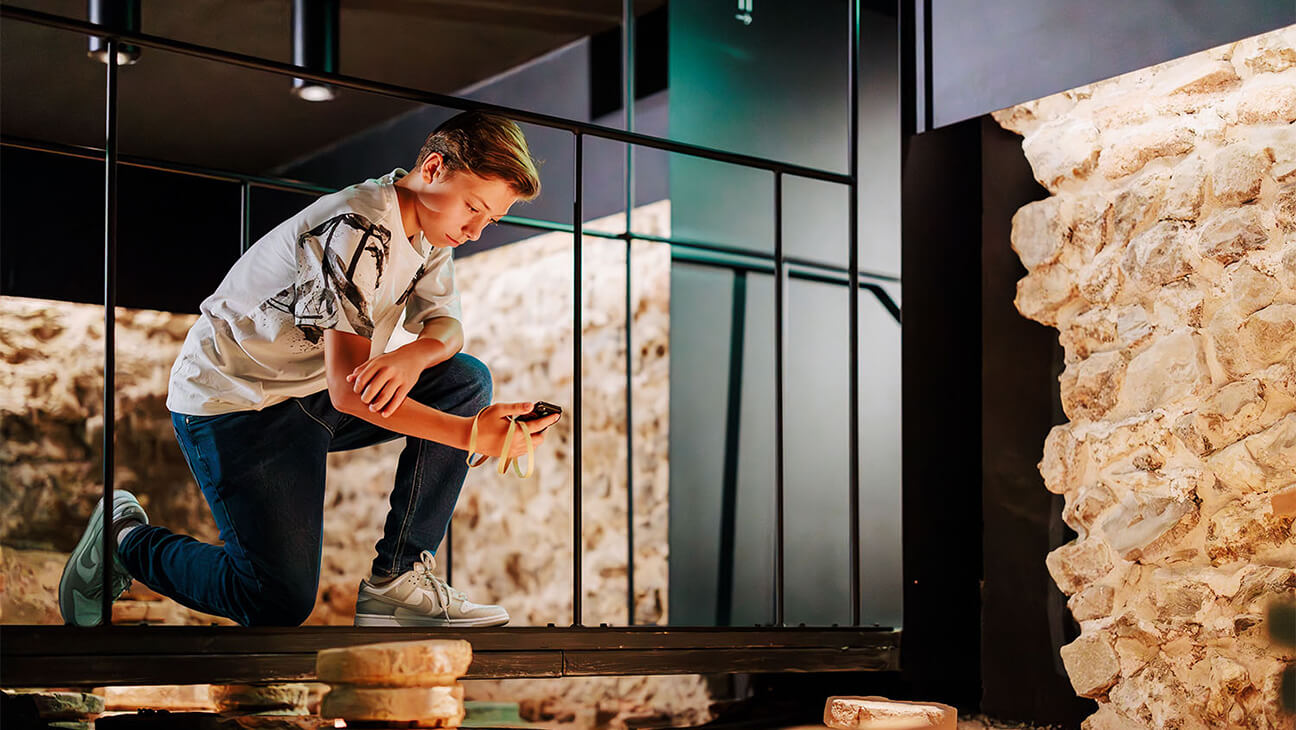 Bezoeker in Teseum, schatkamer en archeologische site