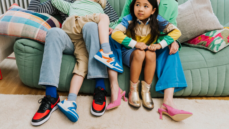 Volwassenen en kinderen op zetel met schoenen van Torfs