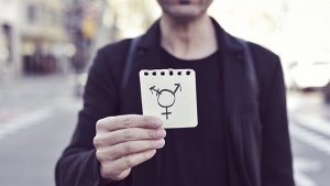 jongen man houd transgender symbool vast