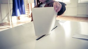 hand met een stembiljet