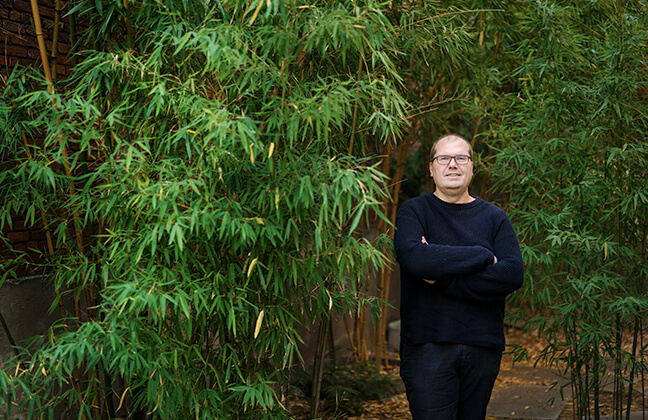 Architect Dimitri Minten staat in het groen.