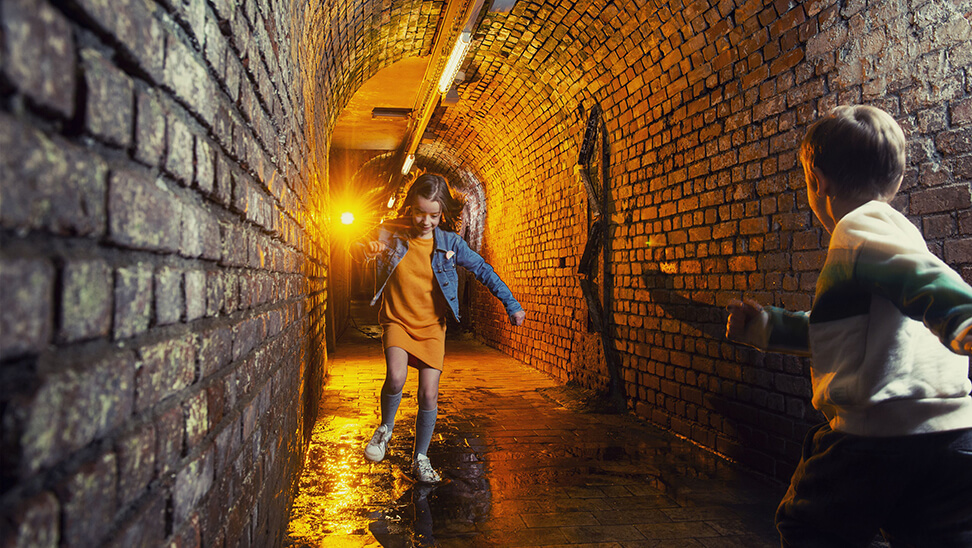 kinderen tijdens de C-mine expeditie