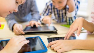 leerlingen in de klas op een tablet