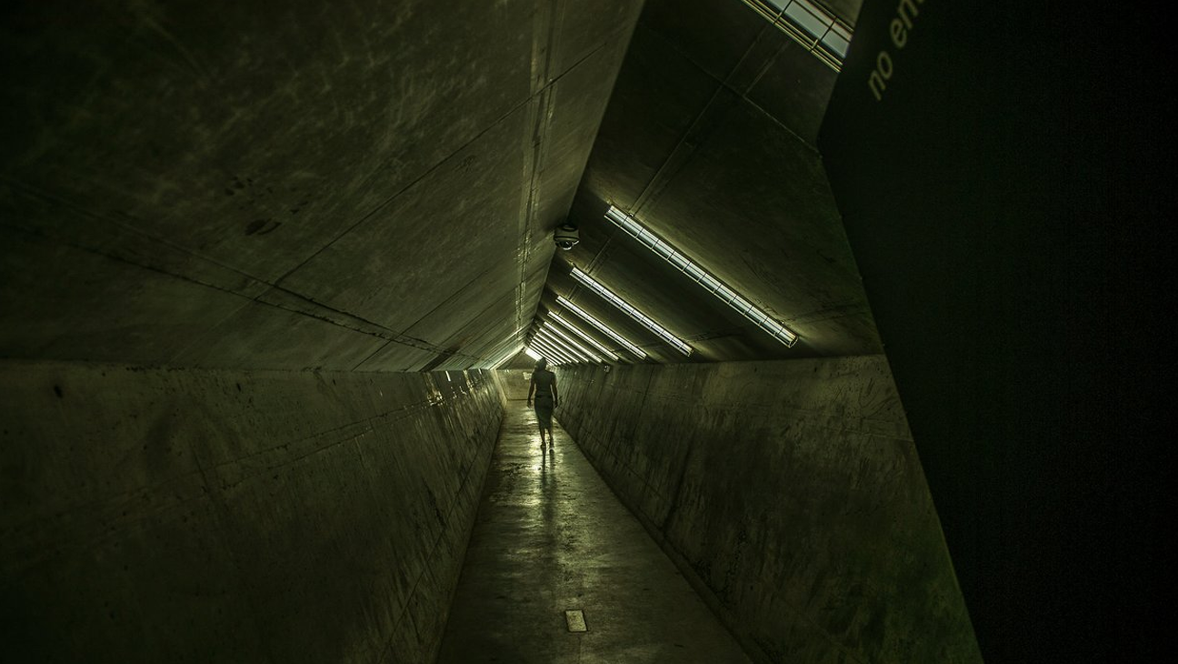 Persoon in een donker, ondergrondse gang