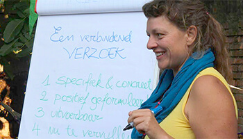 Vrouw met stift aan flipchart