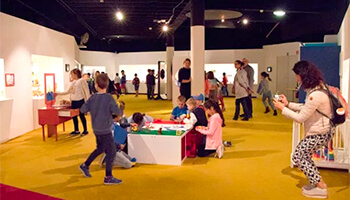 kinder spelen met lego in het museum