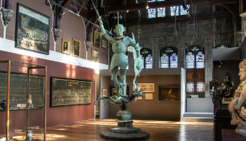 standbeeld van Sint-Michiel in tentoonstellingszaal