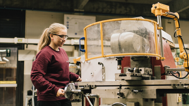 meisjes en STEM: leerling bedient machine