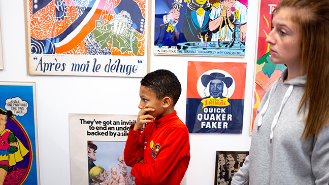 Jongen voor affiches in het museum Mima