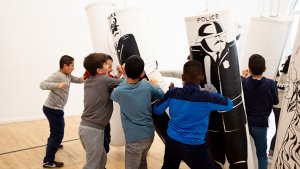 jongens spelen met boksbal in het museum Mima in Brussel