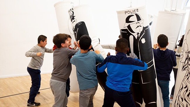 jongens spelen met boksbal in het museum Mima in Brussel