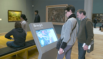 bezoekers aan de expo 'Bruegel. Unseen Masterpieces'