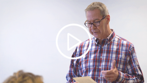 Leraar Gie aan het voorlezen in de klas