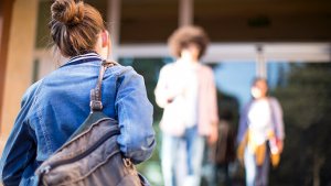 Leerling aan schoolpoort