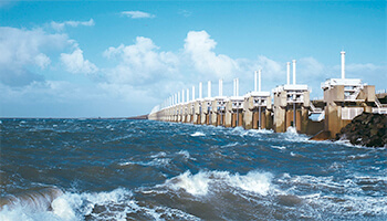deltawerken in de zee