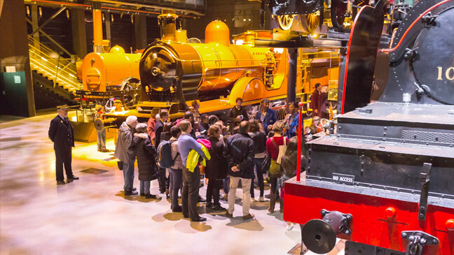 bezoekers bekijken treinen in train world