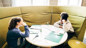 Twee leerlingen werken samen in een zitcirkel