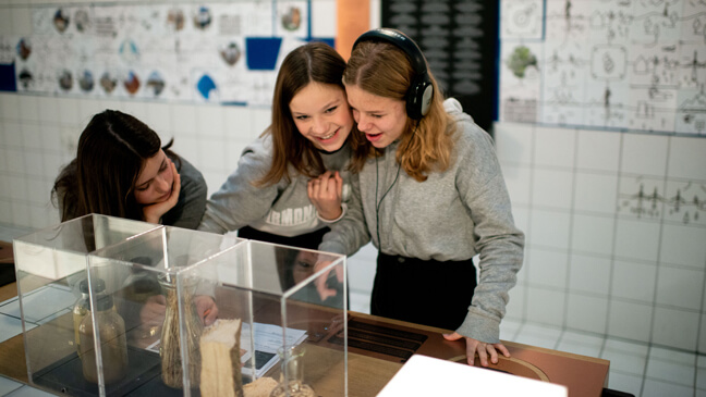 Leerlingen voeren opdrachten uit in het Parc d’aventures scientifiques (PASS)