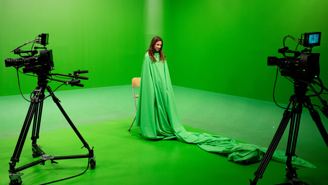 Meisje voor green screen in de opnamestudio van het PASS