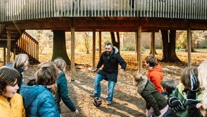 directeur Mike Goudeseune van basisschool De Tandem met enkele leerlingen