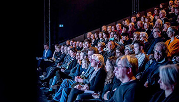 publiek in theaterzaal