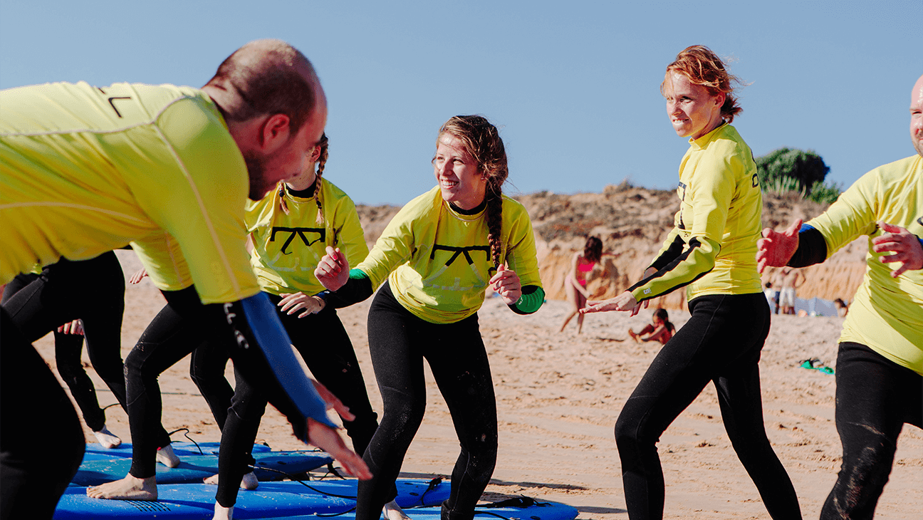 Jongeren leren surfen op het strand