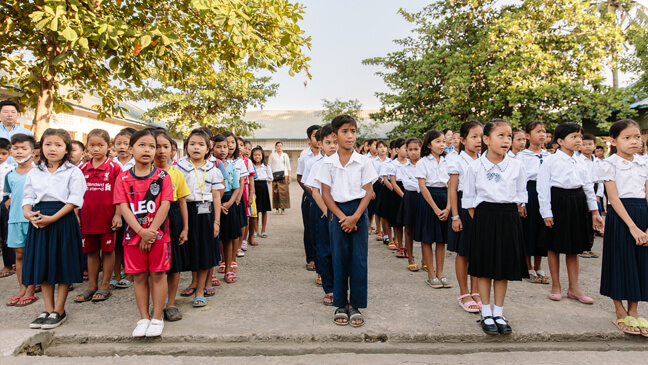 Cambodja: Leerlingen vormen rijen op de speelplaats
