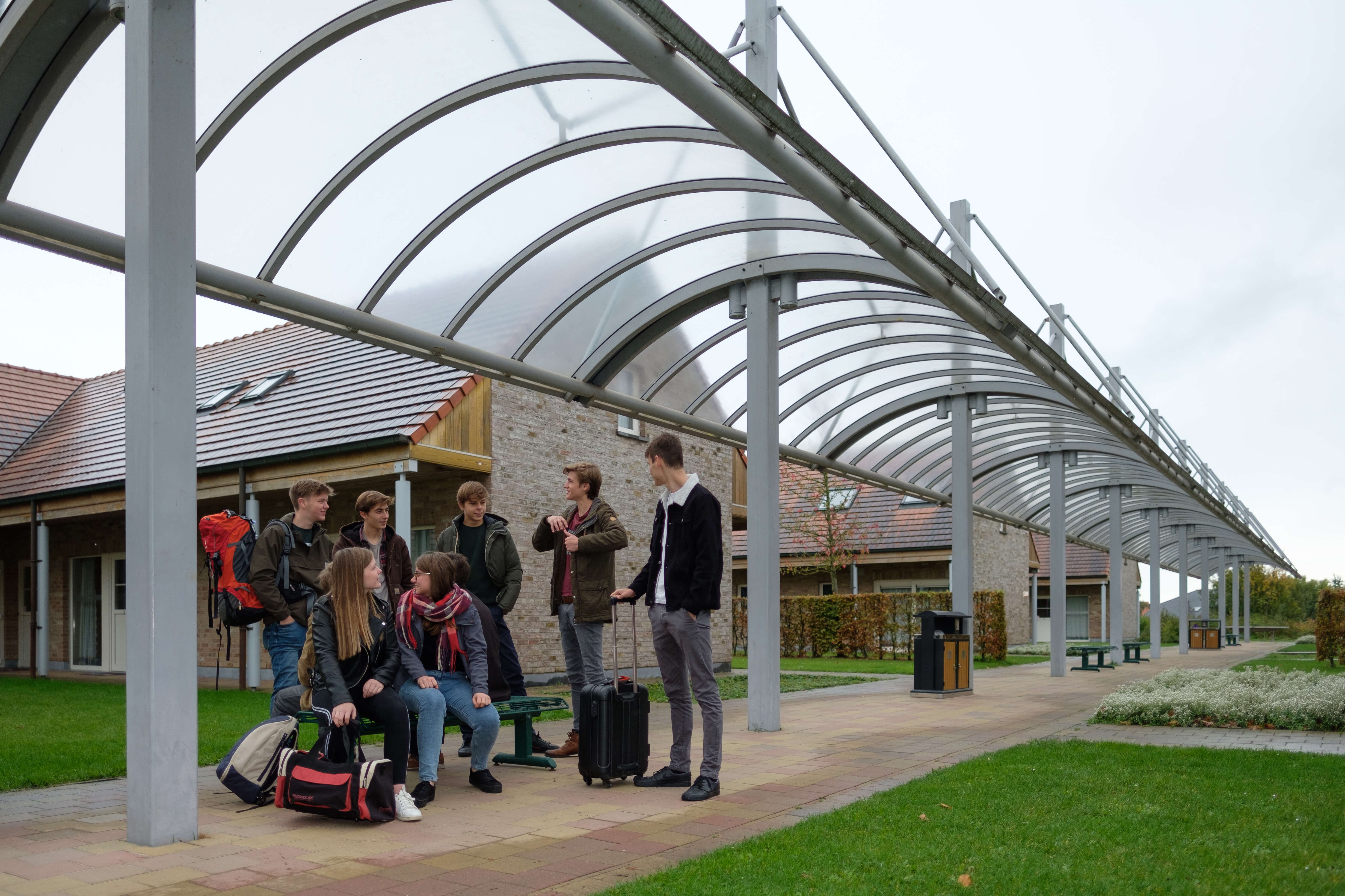 jongeren voor gebouw
