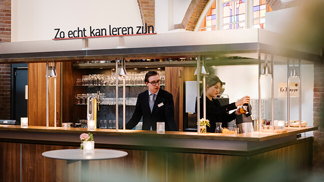 Leerlingen werken in de versafdeling, drogisterij of bakkerij. 10.000 klanten uit Tilburg doen wekelijks hun inkopen in het winkelcentrum.