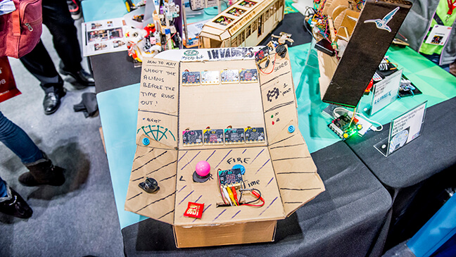 voorbeeld van een microbit minicomputer op de BETT-beurs