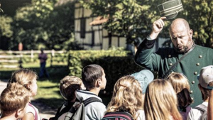 Klas met gids in Bokrijk