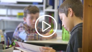 2 jongens bezig met huiswerk