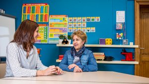 directeur Esther Elsen met een ouder