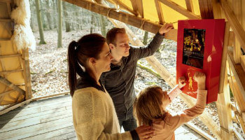 jong gezin speelt digitale zoektocht in Bokrijk