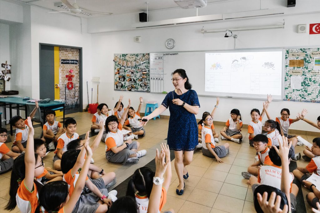 Juf Dai Ping laat leerlingen hun taalkennis toepassen via drama.