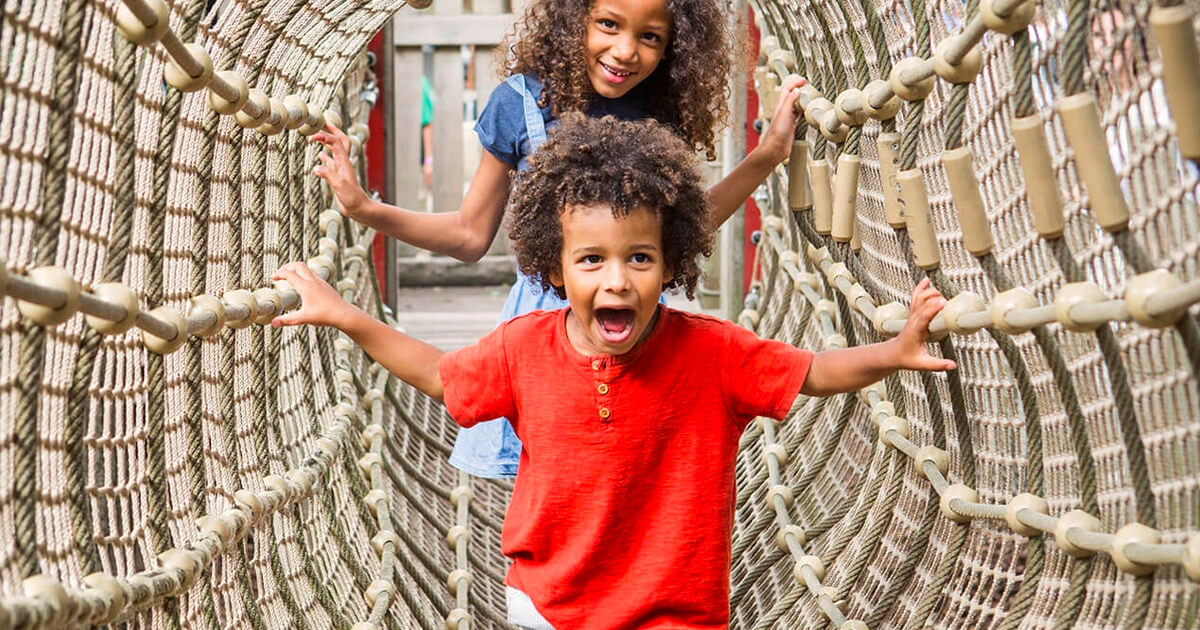 2 kinderen in palendorp in Bellewaerde Park