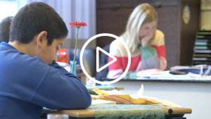 jongen met boek in de klas