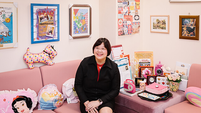 professor Ee Ling Low in haar kantoor