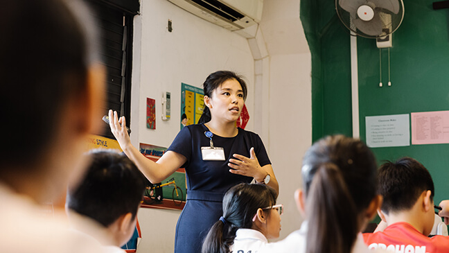 leraar in een klas in Singapore