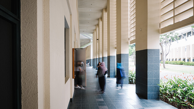 leraar in een klas in Singapore