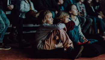 kinderen kijken naar film