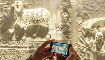 Muursculpturen vergelijken met origineel schilderij via app in smartphone
