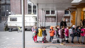 Een klas in de rij met een klasverantwoordleijk