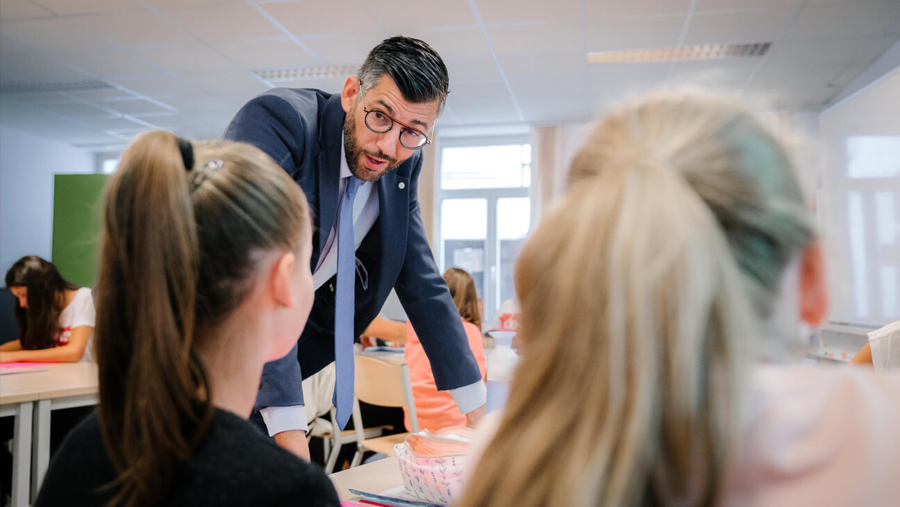 directeur Wim Verhaeghe in gesprek met leerlingen