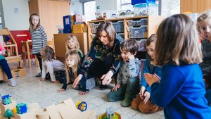 Juf Sigrid leert wiskunde aan haar kleuters