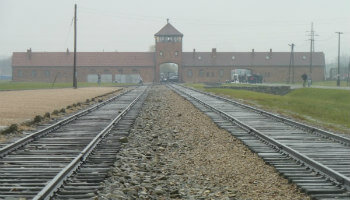 spoorlijn naar het gebouw van Auschwitz